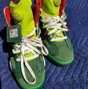 Like new!!! Barely worn REEBOK Shaq attack w/ box